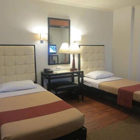 Hotel Alejandro タクロバン エクステリア 写真